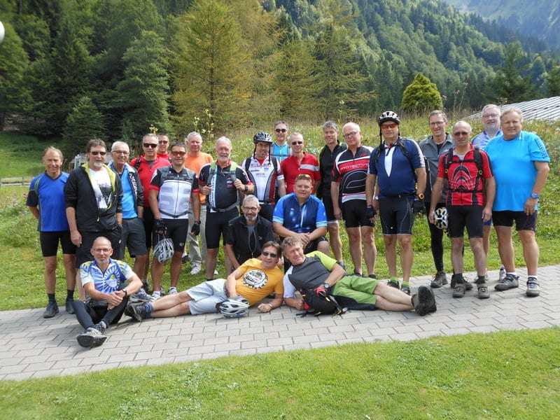 2014 Gruppe beim Golfplatz