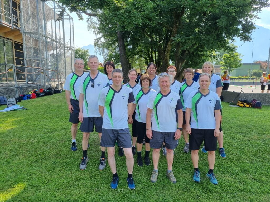 Die Frauen und Männer des TV Rebstein während einer Wettkampfpause am Sport-Fit-Tag in Buchs